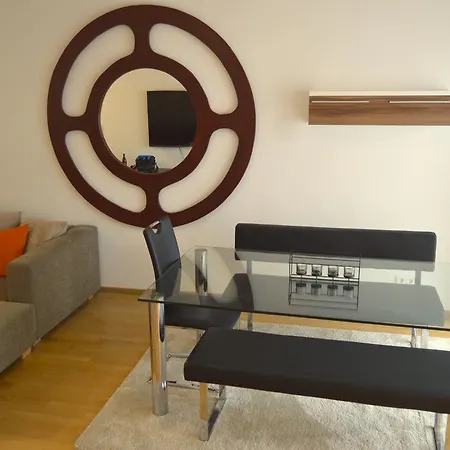 Yeti Lux - Central City Loft *